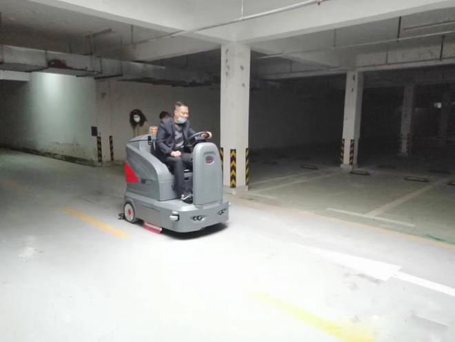 山东小区物业保洁不用人力改用驾驶式洗地机了